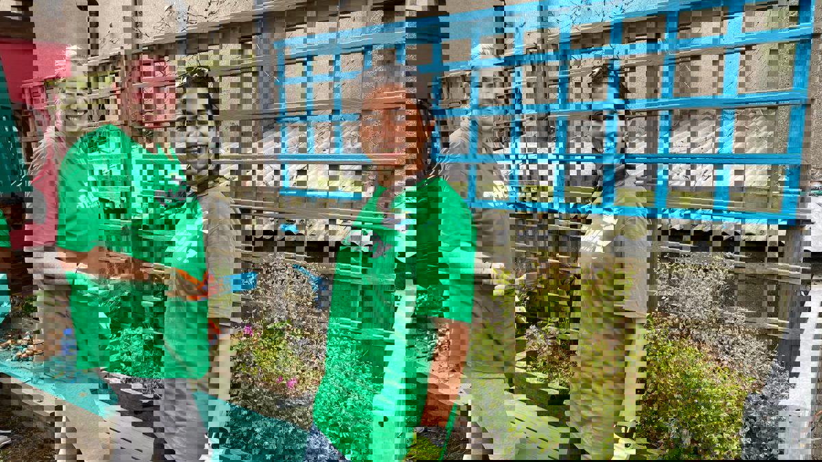 Communityimpact Fidelity Team Volunteer Green Shirts Painting Garden Edit 1200X900