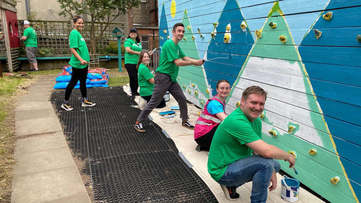 Fidelity Team Volunteer Dublin Painting Smiling Garden 1200X900